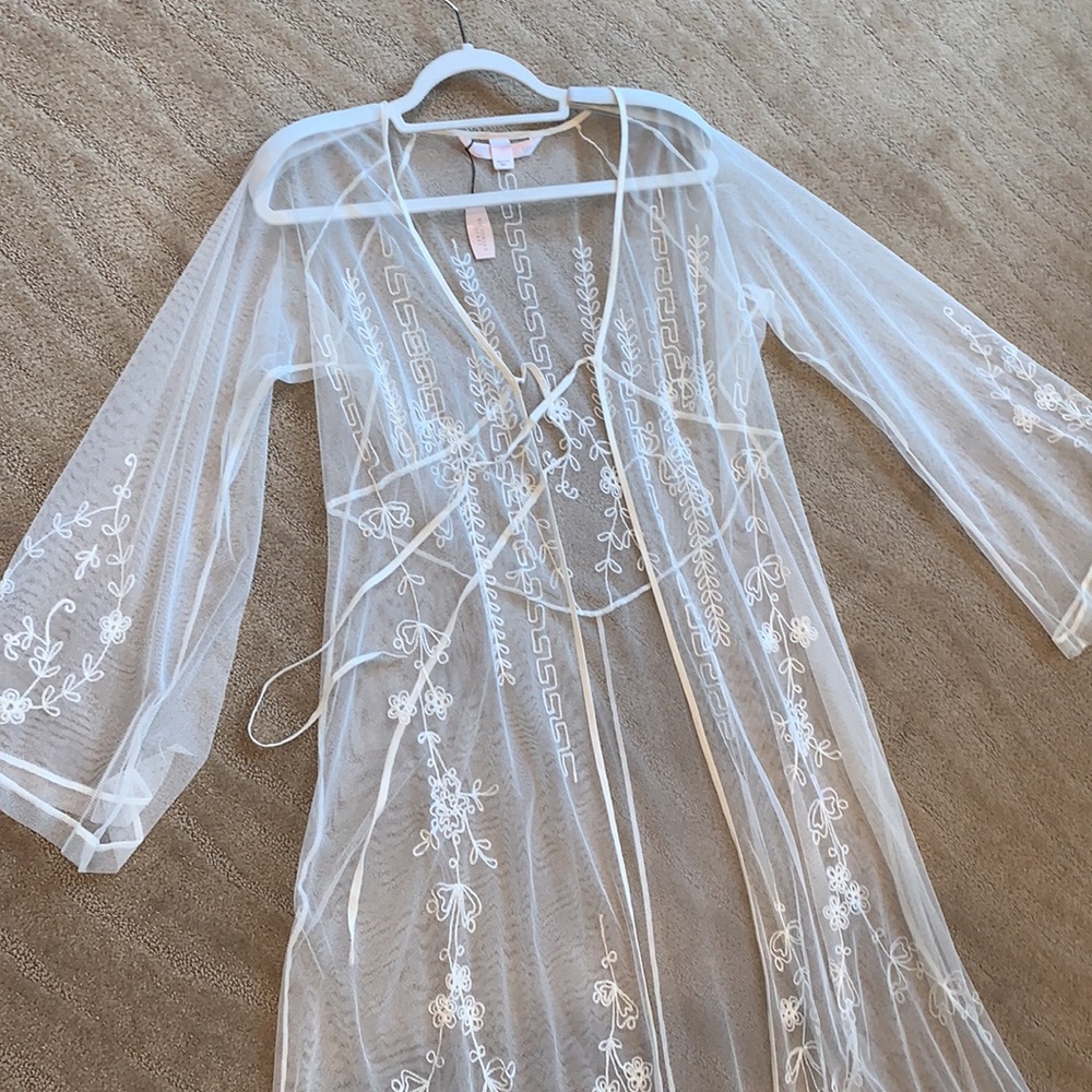 Victoria’s Secret Embroidered Robe - Picture 13 of 13